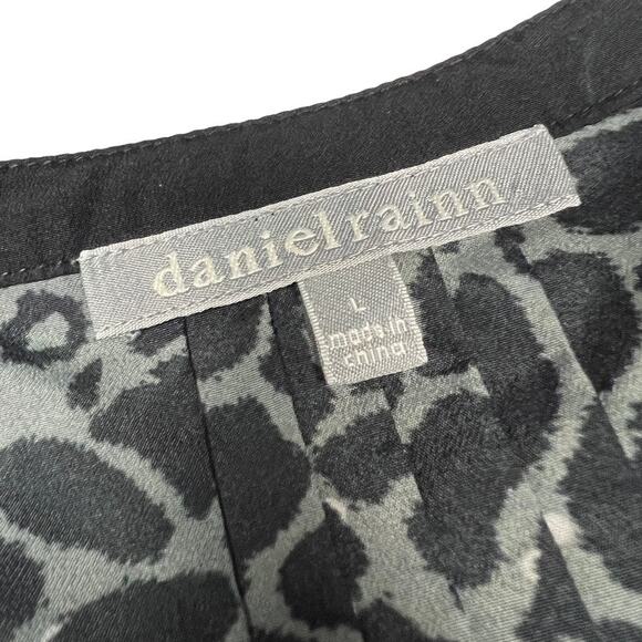 Daniel Rainn Blouse Animal Print V-Neck Roll Tab Sleeve Gray Black Women's L - Picture 3 of 14